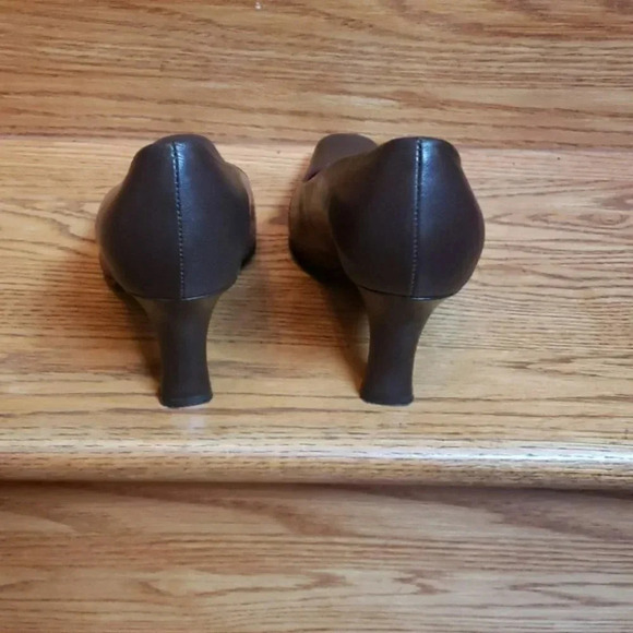 Maripe' 8M  Retro brown/tan‎ leather 2.5" heels - Picture 6 of 8